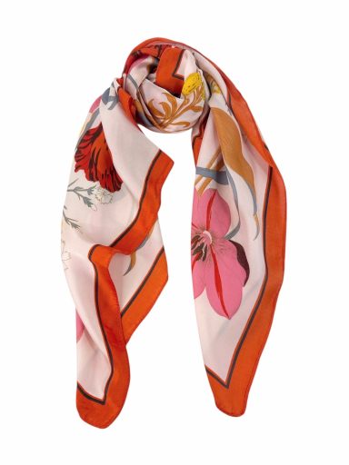 Bufanda de seda con flores coloridas sobre fondo claro y borde naranja.
