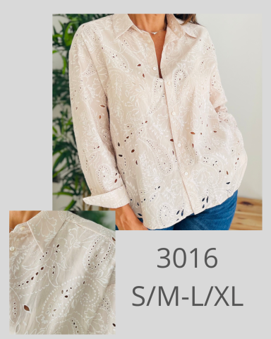 Blusa clara de manga larga con detalles bordados del modelo 3016, tallas S/M y L/XL.