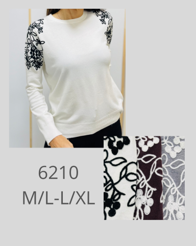 Suéter blanco con detalles en negro en los hombros, disponible en tallas M/L y L-XL.