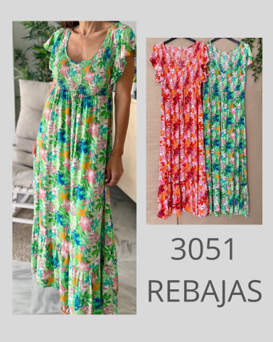 Vestido largo de flores colorido en tonos verdes, rosas y naranjas, con etiqueta de rebajas.