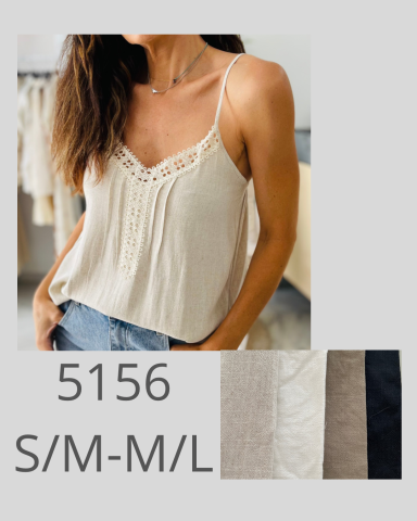 Mujer con top sin mangas, color claro, detalles de encaje y tres opciones de color.