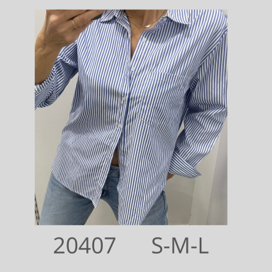 Camisa de rayas azul clara con botones, combinada con jeans. Talla S-M-L.