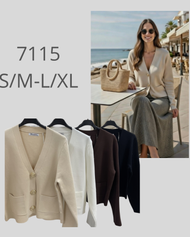 Mujer sentada en una mesa con un bolso, junto a suéteres en varios colores.