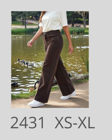 Mujer caminando junto a un lago, vistiendo pantalones marrones y camiseta clara.