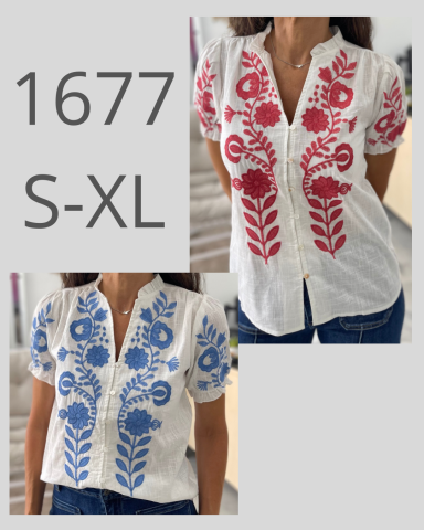 Blusa blanca con bordado rojo y azul de motivos florales, disponible en tallas S-XL.