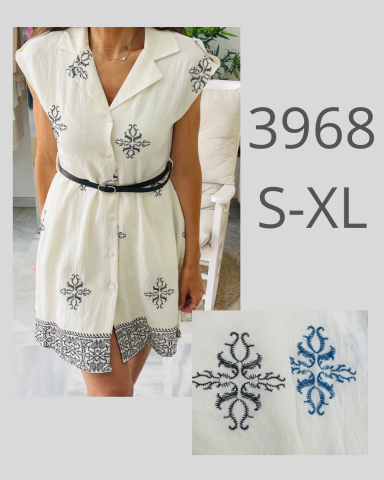 Vestido blanco con bordados azules y cinturón negro, disponible en tallas S-XL.