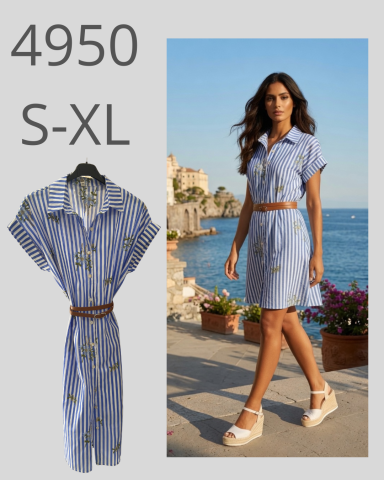 Mujer caminando en un vestido azul claro, con cinturón y sandalias, fondo de paisaje costero.