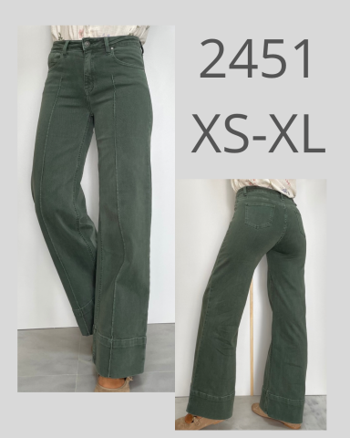 Pantalones de mezclilla verde, corte recto, tallas XS a XL. Modelo mostrado desde diferentes ángulos.
