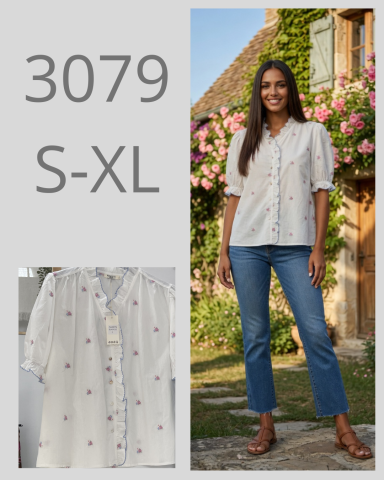 Mujer sonriendo con blusa blanca y jeans, rodeada de plantas y una casa de fondo.