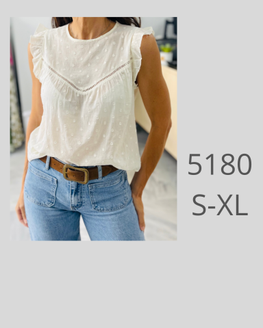 Blusa ligera de tirantes con detalles en el pecho y jeans, vista frontal. Tallas S-XL.