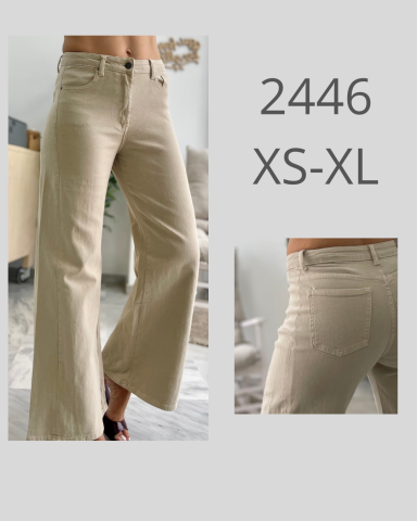 Pantalones de mezclilla anchos en color beige, con detalles de costura visibles.