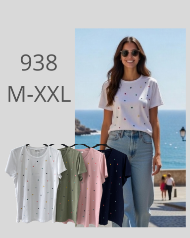 Mujer sonriente con camiseta blanca y jeans, rodeada de camisetas de diferentes colores.