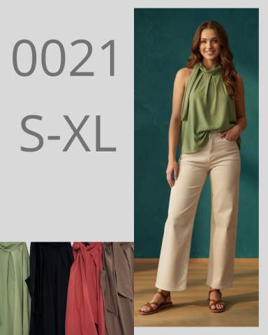 Mujer joven con blusa verde claro y pantalones beige en un fondo verde.