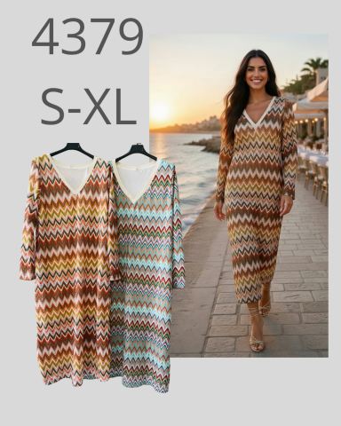 Vestido de rayas en tonos cálidos, largo, con escote en V, modelo de mujer al atardecer.