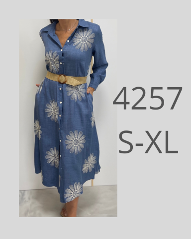 Vestido azul con estampado de flores blancas y cinturón amarillo, talla S-XL.