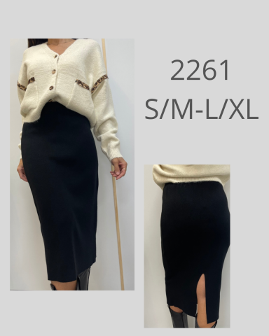 Mujer con un suéter blanco y una falda negra larga con una abertura lateral. Tallas S/M y L/XL.