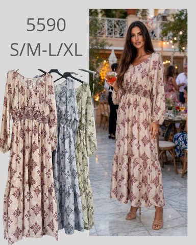 Mujer sonriendo con vestido largo de estampado en un evento al aire libre.