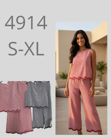 Mujer sonriente vestida con un conjunto de ropa en tonos rosa y gris, con detalles ondulados.