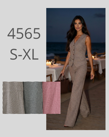 Mujer caminando en la playa con un conjunto de vestir, disponible en varios colores.