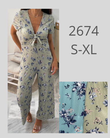 Mujer con mono floral en tonos verde y azul, de talla S a XL.