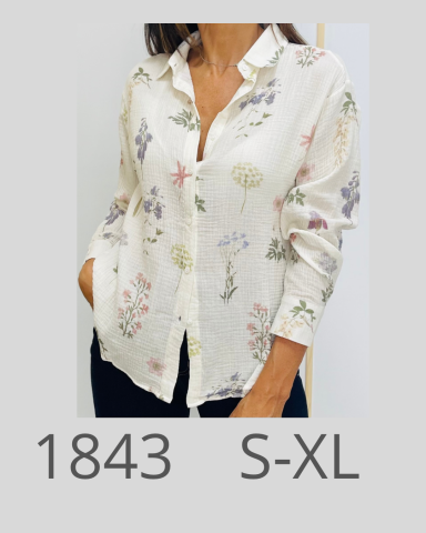 Camisa blanca con estampado floral, botones y mangas largas. Tallas S-XL.