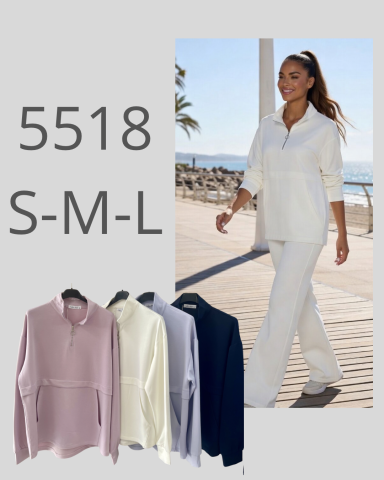 Mujer caminando por la playa con un conjunto blanco, modelos de ropa en primer plano.