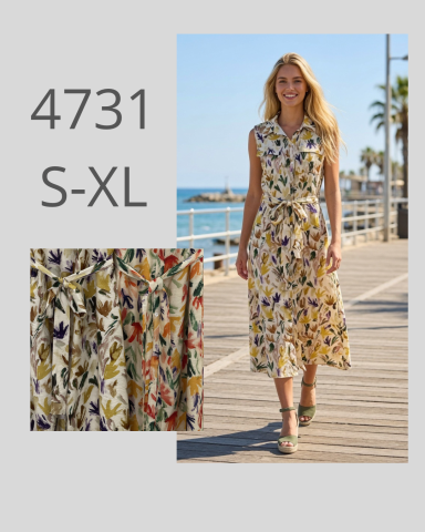 Mujer rubia con vestido floral de verano, paseando junto al mar.