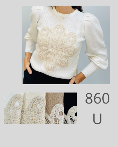 Suéter blanco con un gran dibujo floral en el centro y mangas abullonadas.