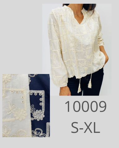 Blusa blanca con detalles en relieve, disponible en tallas S-XL.
