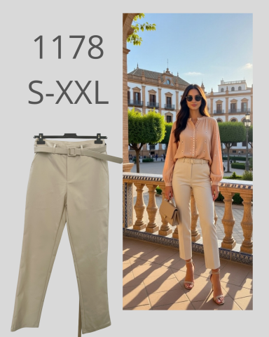 Mujer en pantalones claros y blusa rosa, en un entorno elegante al atardecer.