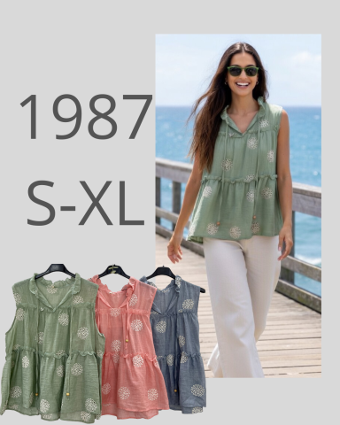 Mujer con blusa verde sonriente frente al mar, con opciones de colores abajo.