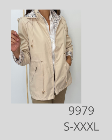 Chaqueta beige con capucha y detalles en la parte superior, de corte moderno. Tamaños S-XXXXL.