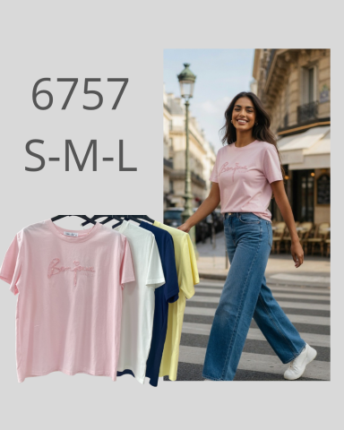 Mujer sonriente con camiseta rosa y jeans amplios, caminando por una calle urbana.