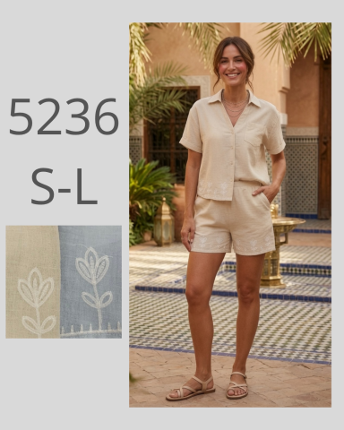 Modelo femenina sonriente en un atuendo beige, posando en un entorno al aire libre.