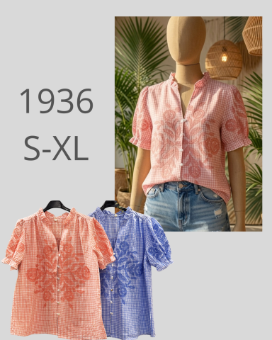 Blusas en tonos rosa y azul con bordados, tallas S-XL, sobre maniquí y fondo de plantas.