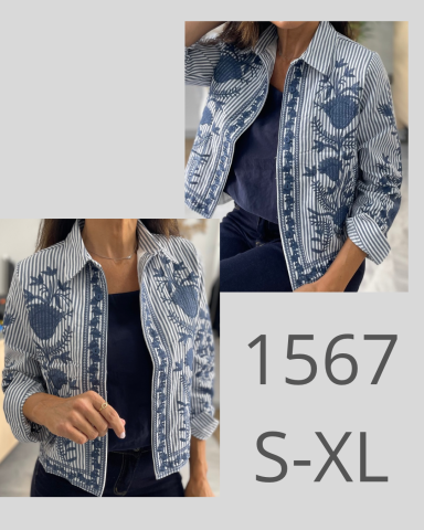 Chaqueta de denim con bordado azul, disponible en tallas S a XL.
