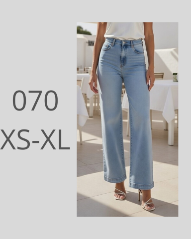 Mujer con jeans rectos de talle alto y sandalias, de pie en un entorno al aire libre.