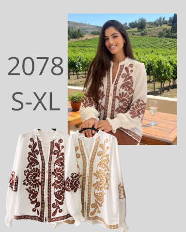 Mujer con blusa bordada en un viñedo, modelos en blanco y dorado. Tamaños S-XL.