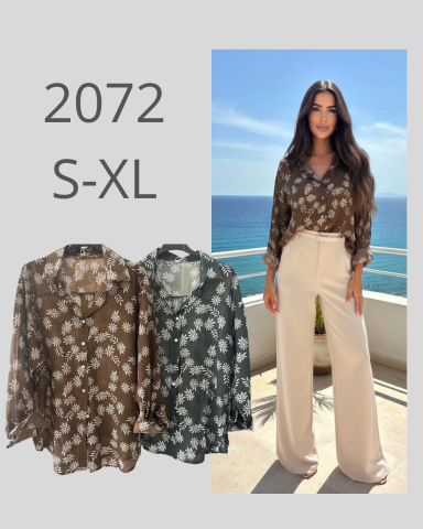 Mujer con blusa de flores y pantalones claros, junto a dos blusas en color marrón y verde.