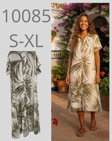 Mujer sonriente con vestido estampado de hojas en un entorno floral.
