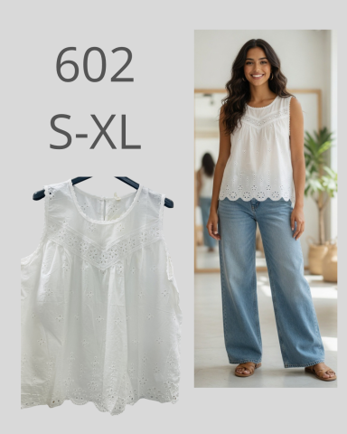 Top blanco sin mangas con detalle de encaje, acompañado de pantalones de mezclilla anchos.