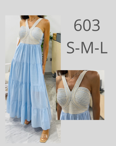 Vestido largo de tirantes en tonos azul claro y blanco, disponible en S, M y L.