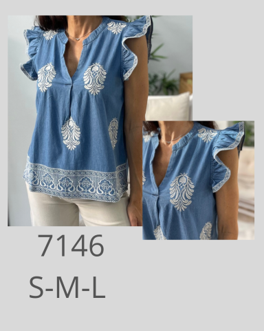 Blusa de mujer azul con volantes y estampado blanco, disponible en tallas S-M-L.