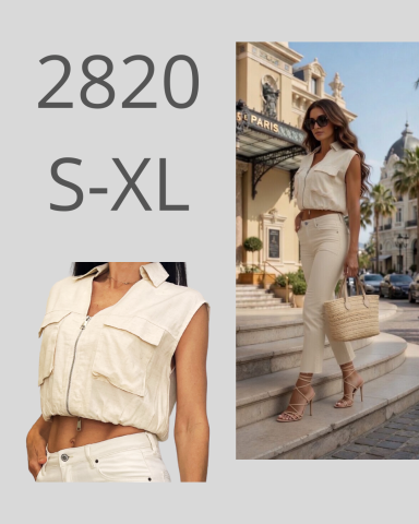 Modelo en outfit claro de verano, con bolso y gafas de sol, posando en un entorno urbano.