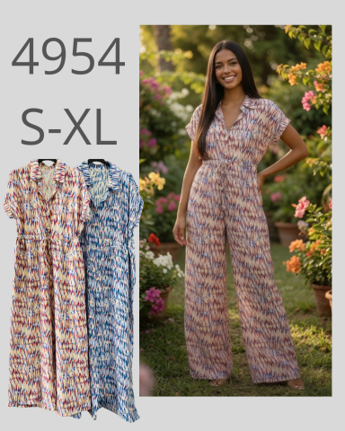 Mujer sonriente en un mono estampado, rodeada de flores. Disponible en tallas S-XL.
