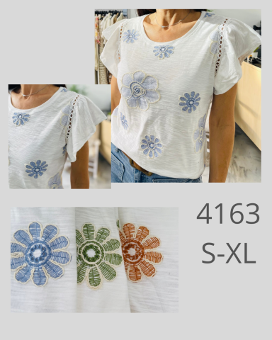 Blusa blanca decorada con flores de colores, disponible en tallas S a XL.