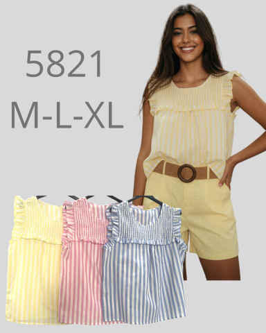 Modelo sonriente viste una blusa de rayas amarillas, con prendas en rosa, azul y amarillo.