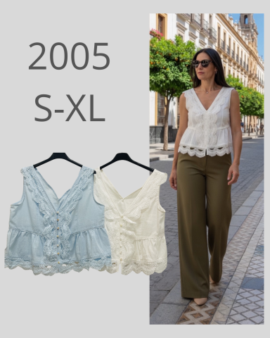 Blusa de tirantes en azul y blanco, modelo 2005, con pantalones verdes.