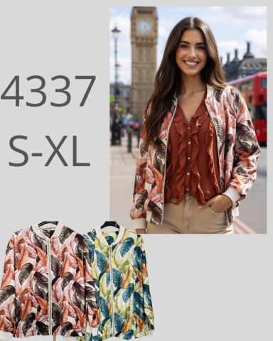 Mujer sonriente con chaqueta estampada en un fondo urbano, incluye dos chaquetas de colores.