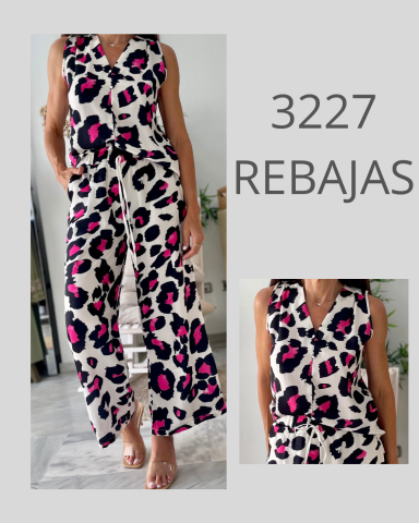 Mujer con mono de estampado de leopardo en colores blanco, negro y rosa. Texto: "3227 REBAJAS".